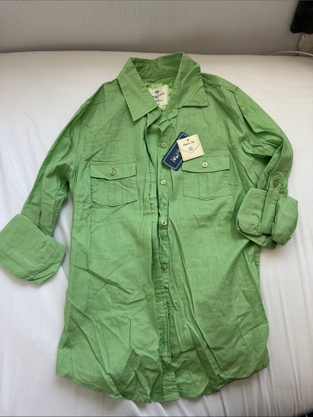 Light Green Button-Up Shirt with Chest Pockets
